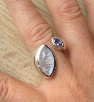 Zilveren ring gezet met Maansteen en Ioliet ring maat 17 mm